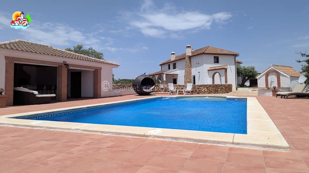 4 soveværelse Finca/Landehus til salg i Loja med swimmingpool garage - € 649.950 (Ref: 9104890)