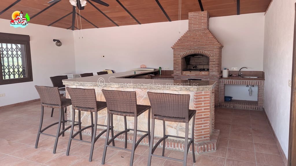 4 soveværelse Finca/Landehus til salg i Loja med swimmingpool garage - € 649.950 (Ref: 9104890)