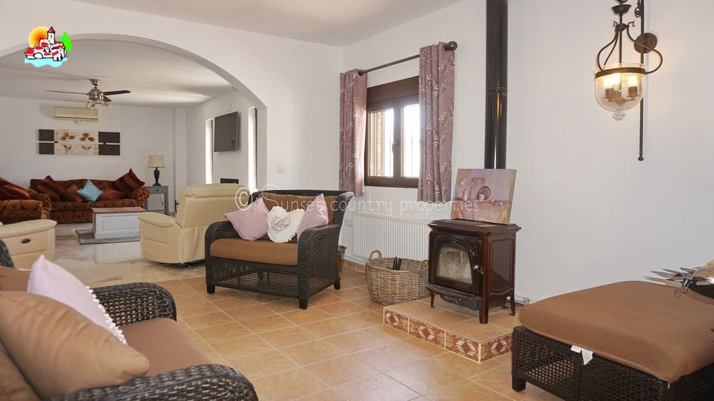 4 soveværelse Finca/Landehus til salg i Loja med swimmingpool garage - € 649.950 (Ref: 9104890)