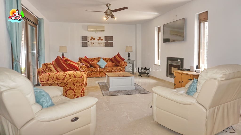 4 soveværelse Finca/Landehus til salg i Loja med swimmingpool garage - € 649.950 (Ref: 9104890)