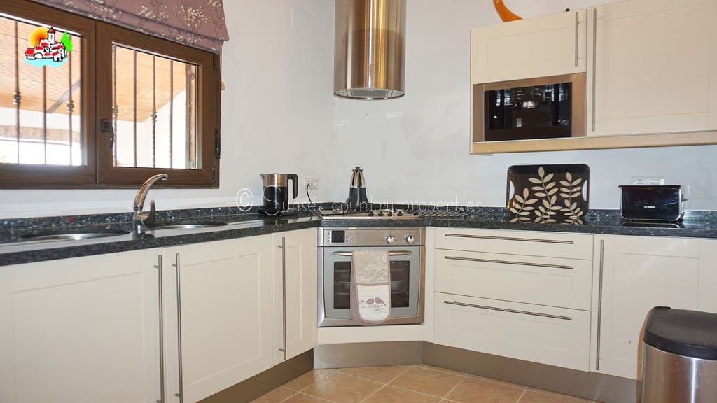 4 soveværelse Finca/Landehus til salg i Loja med swimmingpool garage - € 649.950 (Ref: 9104890)