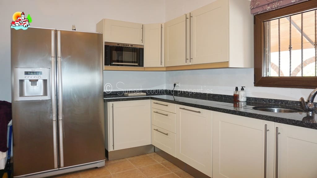 4 soveværelse Finca/Landehus til salg i Loja med swimmingpool garage - € 649.950 (Ref: 9104890)