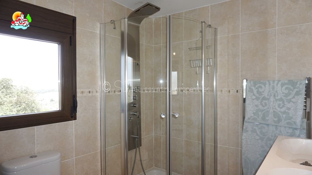 4 soveværelse Finca/Landehus til salg i Loja med swimmingpool garage - € 649.950 (Ref: 9104890)