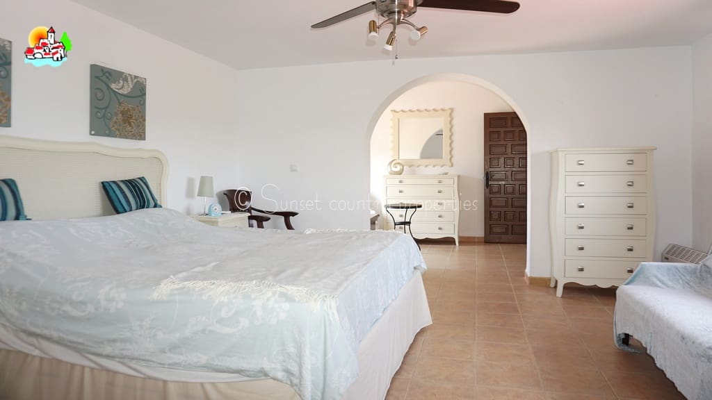 4 soveværelse Finca/Landehus til salg i Loja med swimmingpool garage - € 649.950 (Ref: 9104890)