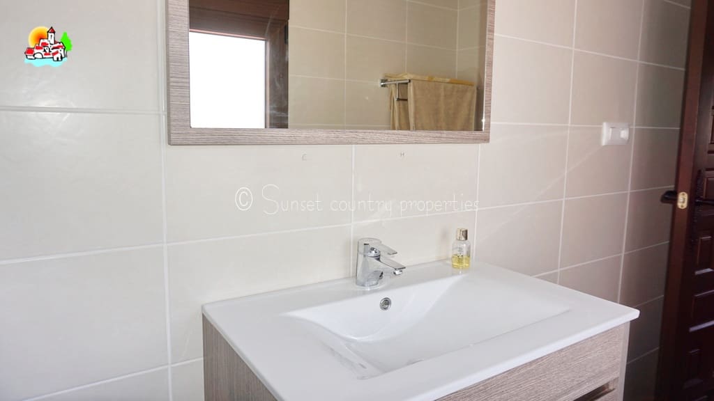 4 soveværelse Finca/Landehus til salg i Loja med swimmingpool garage - € 649.950 (Ref: 9104890)