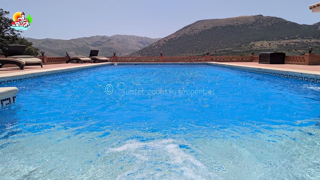 4 soveværelse Finca/Landehus til salg i Loja med swimmingpool garage - € 649.950 (Ref: 9104890)