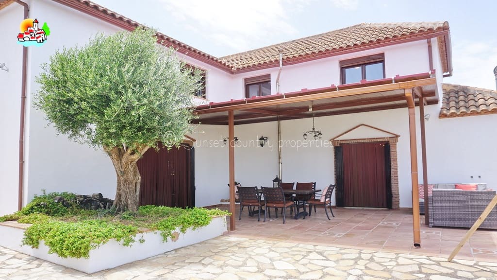 4 soveværelse Finca/Landehus til salg i Loja med swimmingpool garage - € 649.950 (Ref: 9104890)