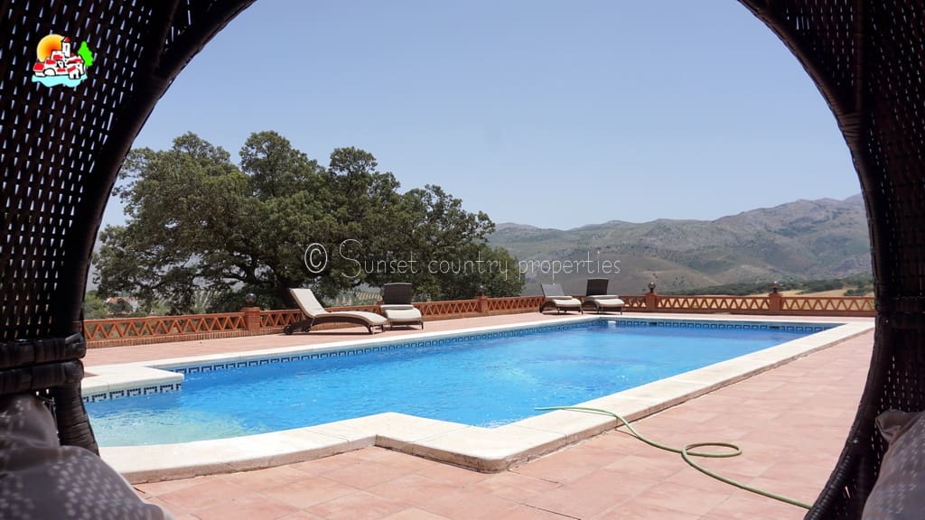 4 soveværelse Finca/Landehus til salg i Loja med swimmingpool garage - € 649.950 (Ref: 9104890)