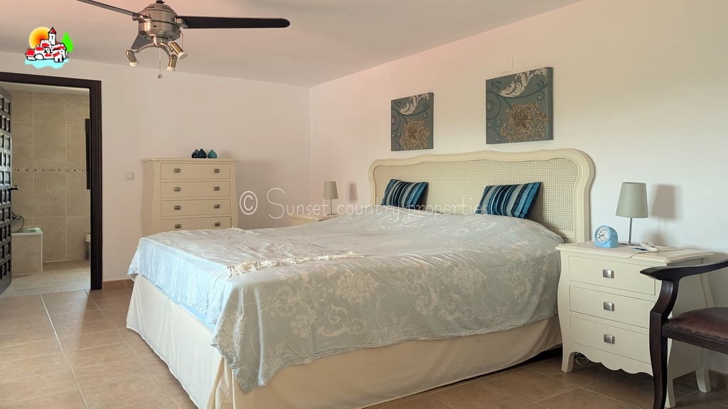 4 soveværelse Finca/Landehus til salg i Loja med swimmingpool garage - € 649.950 (Ref: 9104890)