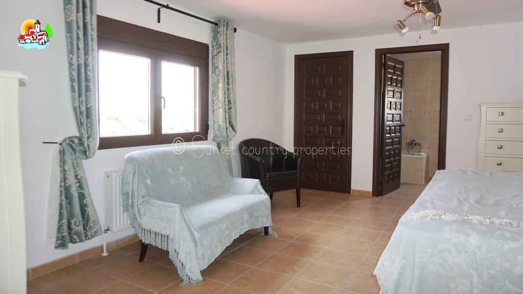 4 soveværelse Finca/Landehus til salg i Loja med swimmingpool garage - € 649.950 (Ref: 9104890)