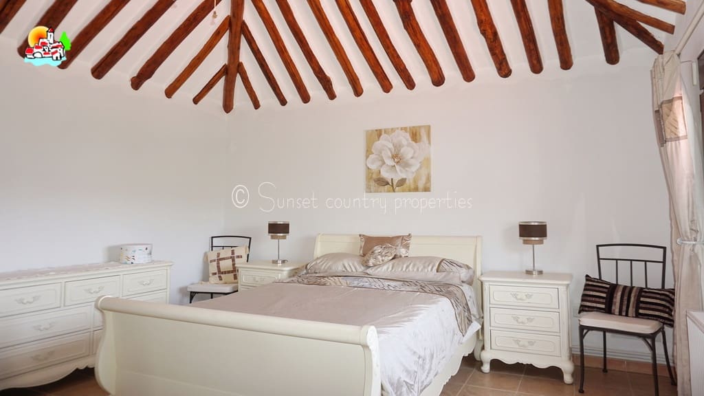 4 soveværelse Finca/Landehus til salg i Loja med swimmingpool garage - € 649.950 (Ref: 9104890)