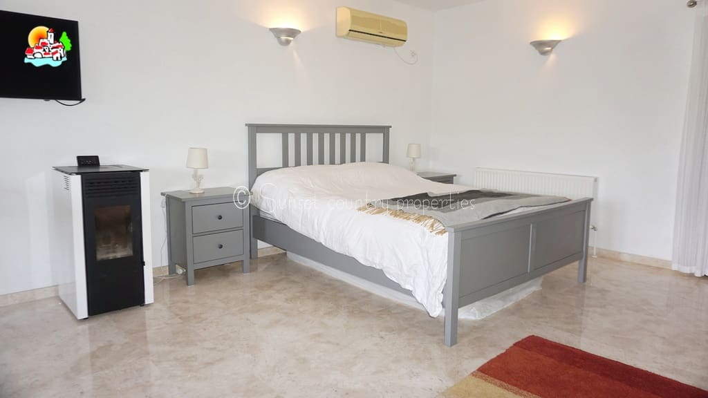 4 soveværelse Finca/Landehus til salg i Loja med swimmingpool garage - € 649.950 (Ref: 9104890)