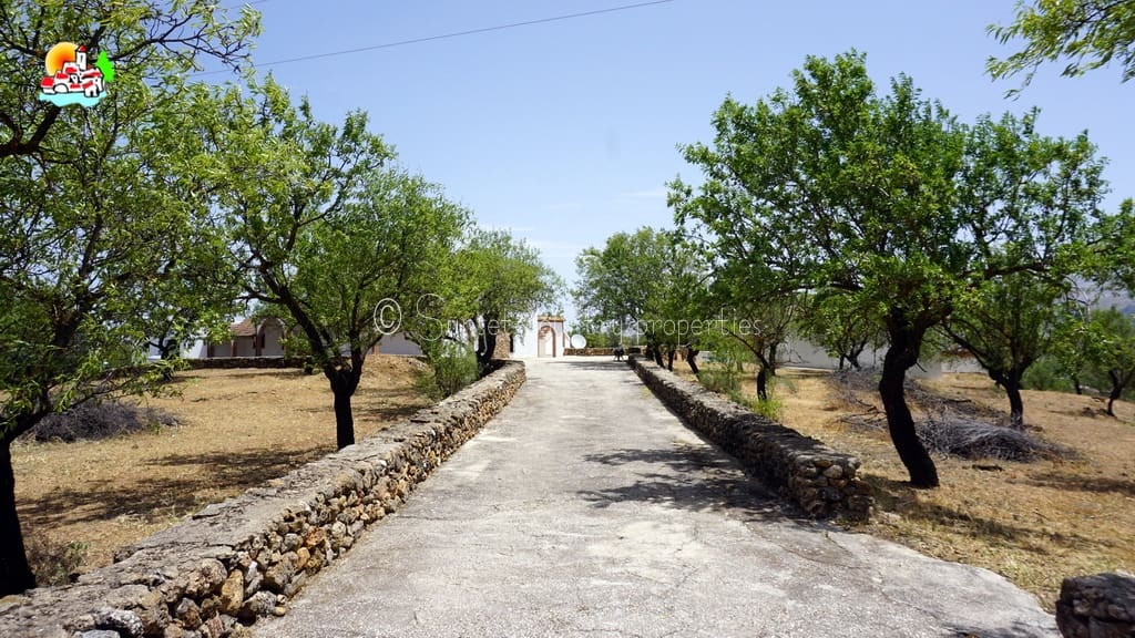 4 soveværelse Finca/Landehus til salg i Loja med swimmingpool garage - € 649.950 (Ref: 9104890)