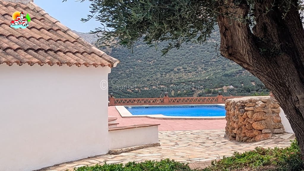 4 soveværelse Finca/Landehus til salg i Loja med swimmingpool garage - € 649.950 (Ref: 9104890)