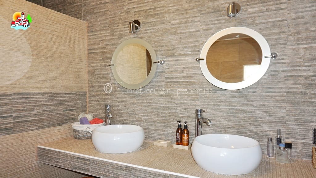 4 soveværelse Finca/Landehus til salg i Loja med swimmingpool garage - € 649.950 (Ref: 9104890)