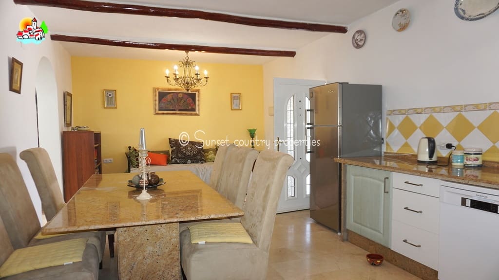 5 soveværelse Finca/Landehus til salg i Iznajar med swimmingpool garage - € 299.950 (Ref: 9128777)