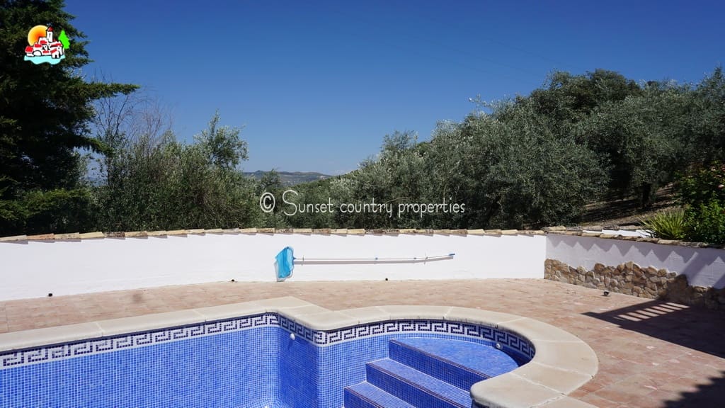 5 soveværelse Finca/Landehus til salg i Iznajar med swimmingpool garage - € 299.950 (Ref: 9128777)