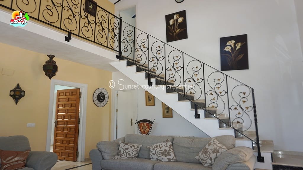 5 soveværelse Finca/Landehus til salg i Iznajar med swimmingpool garage - € 299.950 (Ref: 9128777)