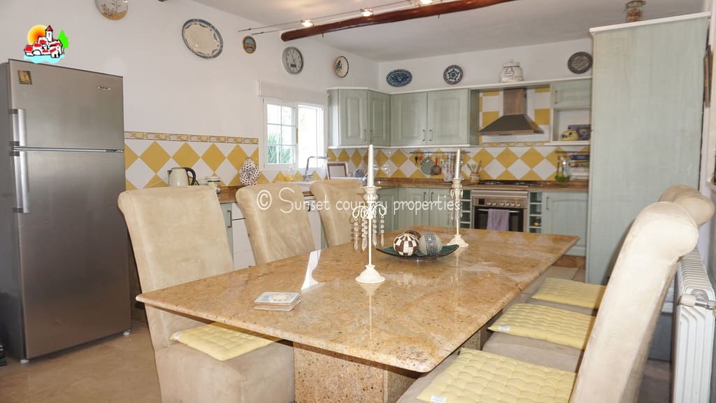 5 soveværelse Finca/Landehus til salg i Iznajar med swimmingpool garage - € 299.950 (Ref: 9128777)