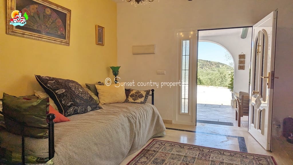 5 soveværelse Finca/Landehus til salg i Iznajar med swimmingpool garage - € 299.950 (Ref: 9128777)