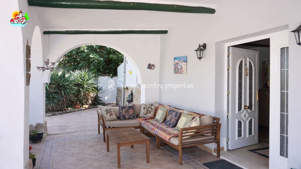 5 soveværelse Finca/Landehus til salg i Iznajar med swimmingpool garage - € 299.950 (Ref: 9128777)