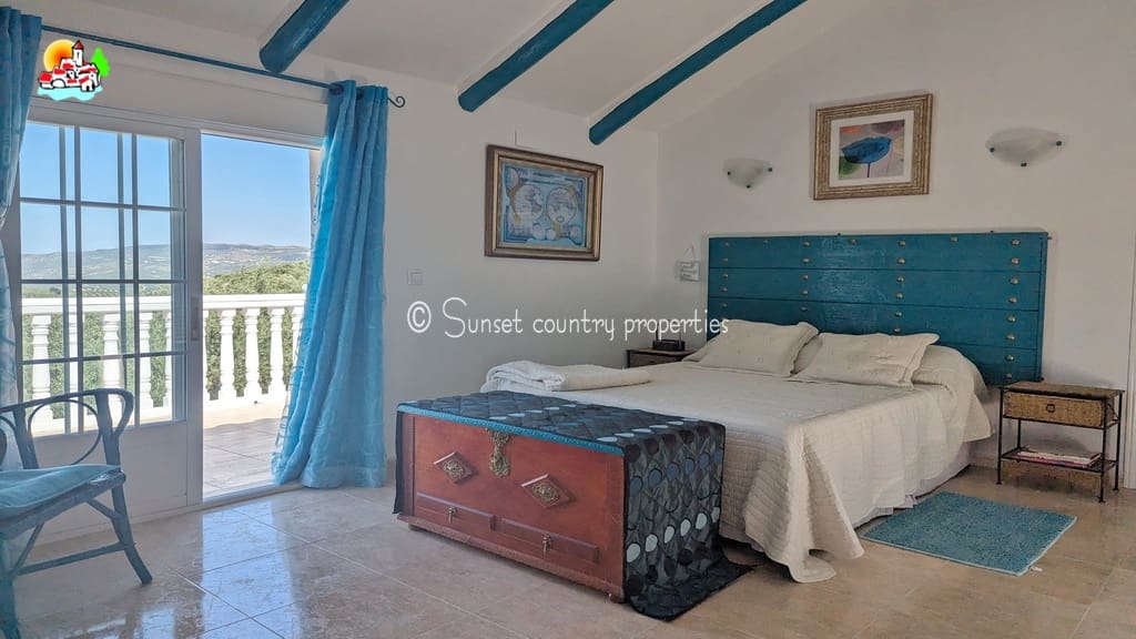 5 soveværelse Finca/Landehus til salg i Iznajar med swimmingpool garage - € 299.950 (Ref: 9128777)