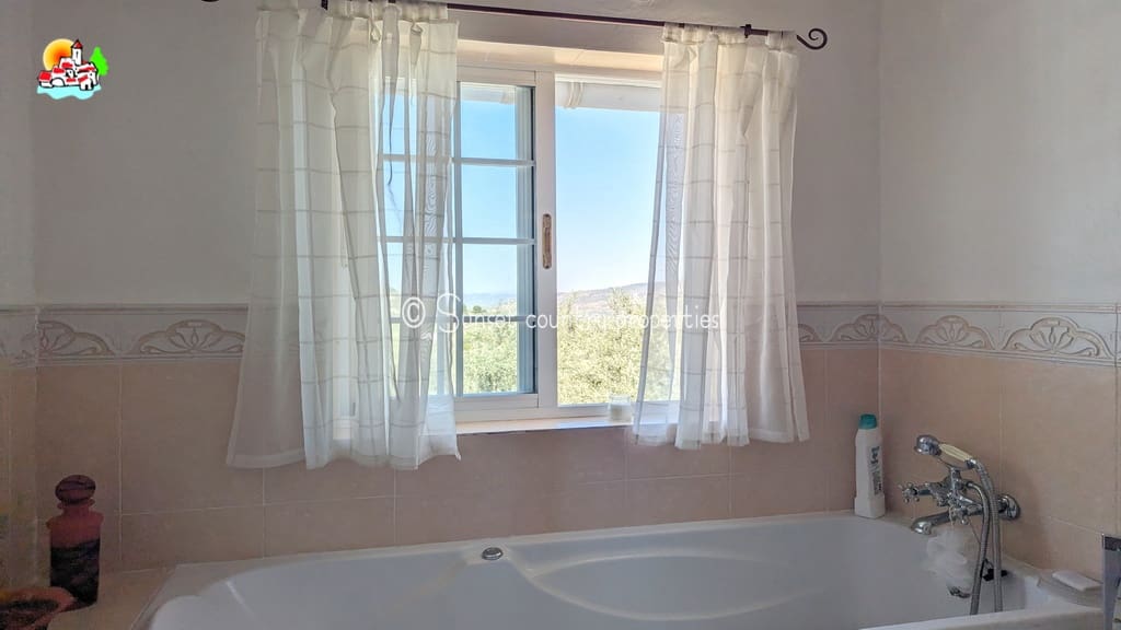 5 soveværelse Finca/Landehus til salg i Iznajar med swimmingpool garage - € 299.950 (Ref: 9128777)