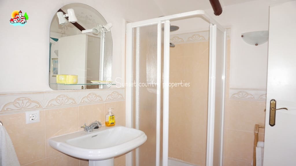 5 soveværelse Finca/Landehus til salg i Iznajar med swimmingpool garage - € 299.950 (Ref: 9128777)