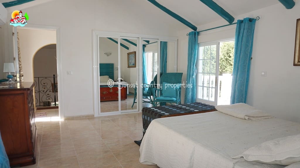 5 soveværelse Finca/Landehus til salg i Iznajar med swimmingpool garage - € 299.950 (Ref: 9128777)