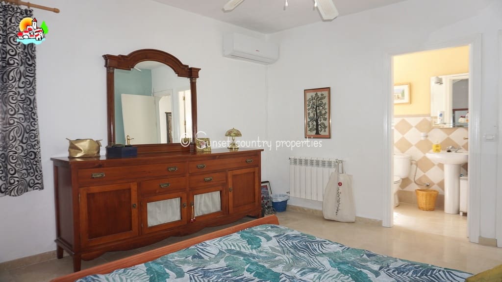 5 soveværelse Finca/Landehus til salg i Iznajar med swimmingpool garage - € 299.950 (Ref: 9128777)