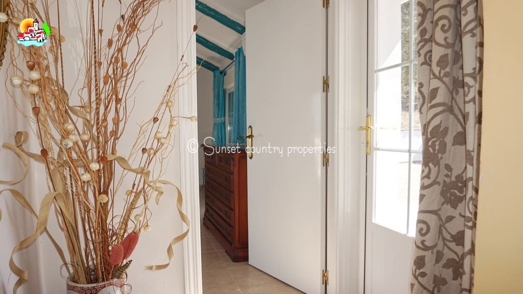 5 soveværelse Finca/Landehus til salg i Iznajar med swimmingpool garage - € 299.950 (Ref: 9128777)