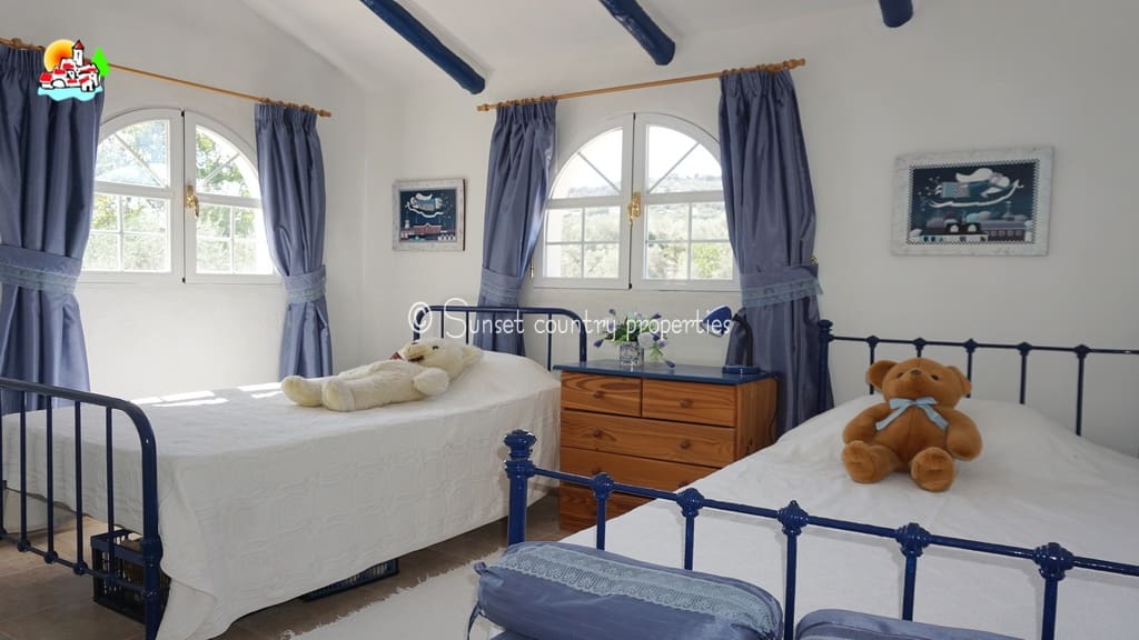 5 soveværelse Finca/Landehus til salg i Iznajar med swimmingpool garage - € 299.950 (Ref: 9128777)