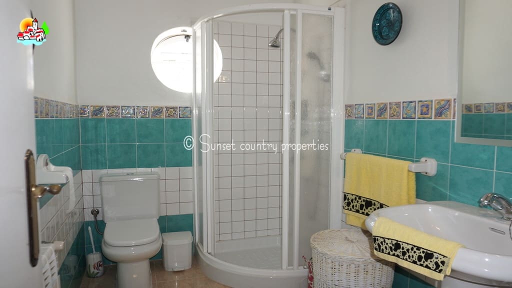 5 soveværelse Finca/Landehus til salg i Iznajar med swimmingpool garage - € 299.950 (Ref: 9128777)