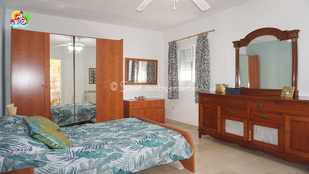 5 soveværelse Finca/Landehus til salg i Iznajar med swimmingpool garage - € 299.950 (Ref: 9128777)