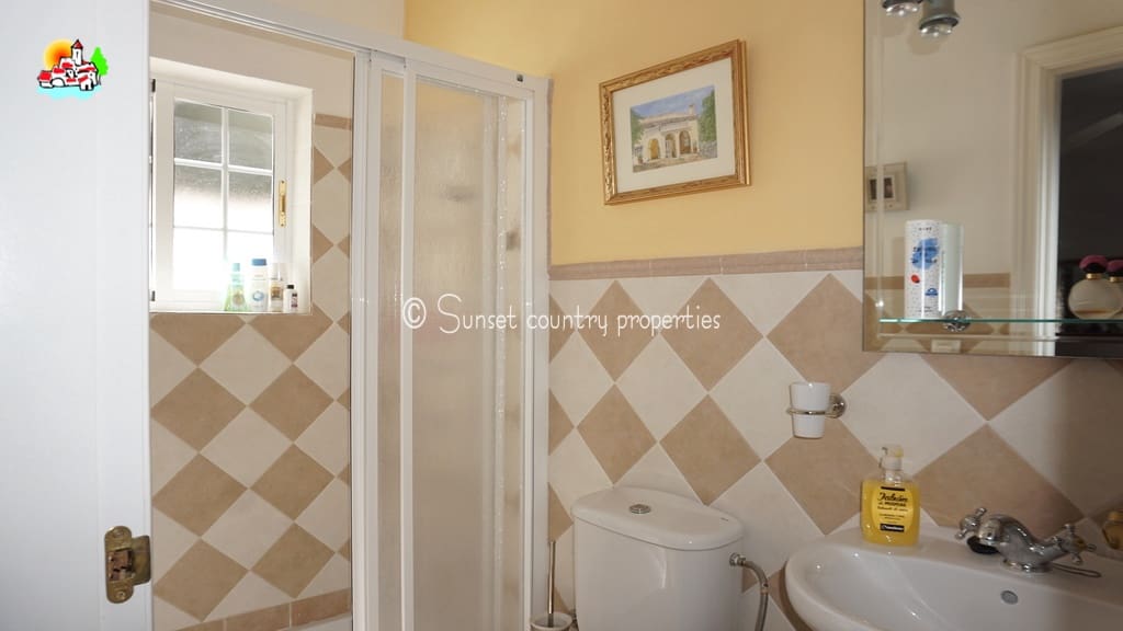 5 soveværelse Finca/Landehus til salg i Iznajar med swimmingpool garage - € 299.950 (Ref: 9128777)