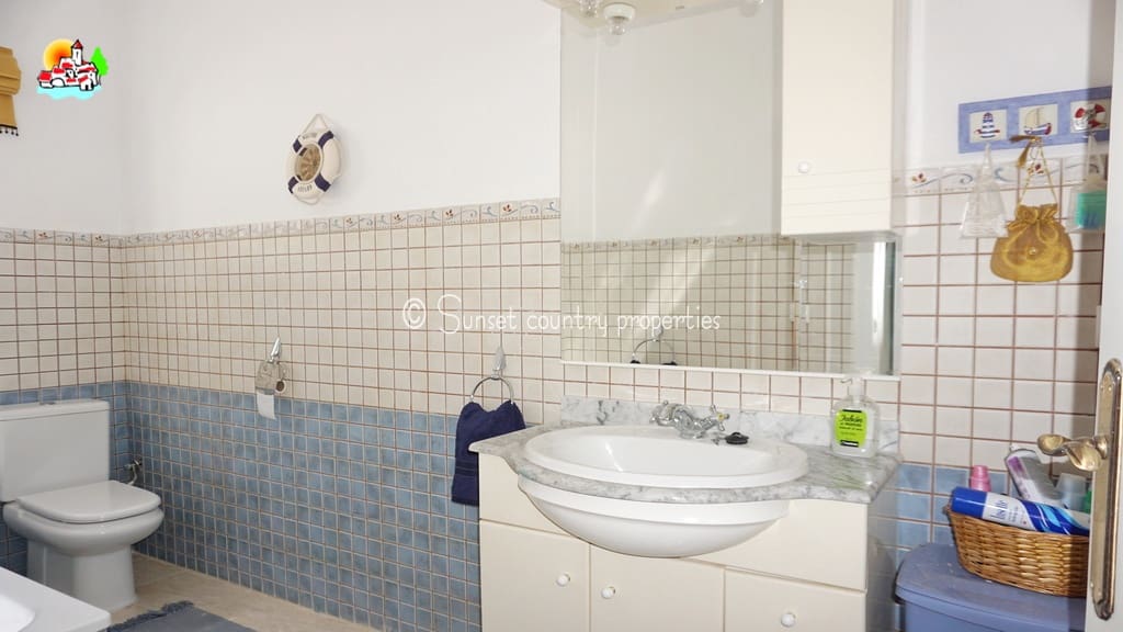 5 soveværelse Finca/Landehus til salg i Iznajar med swimmingpool garage - € 299.950 (Ref: 9128777)