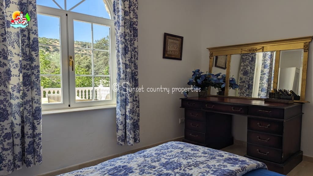 5 soveværelse Finca/Landehus til salg i Iznajar med swimmingpool garage - € 299.950 (Ref: 9128777)