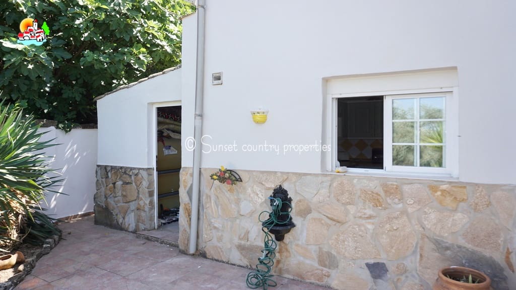 5 soveværelse Finca/Landehus til salg i Iznajar med swimmingpool garage - € 299.950 (Ref: 9128777)