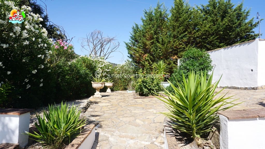 5 soveværelse Finca/Landehus til salg i Iznajar med swimmingpool garage - € 299.950 (Ref: 9128777)