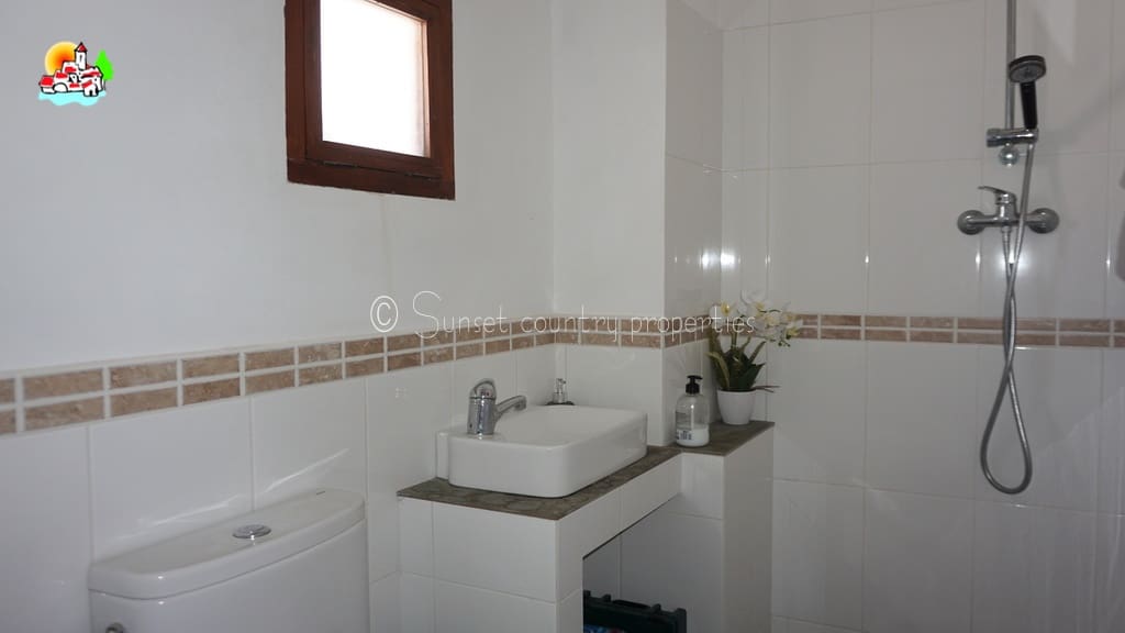 3 soveværelse Finca/Landehus til salg i Iznajar med swimmingpool garage - € 279.950 (Ref: 9128783)