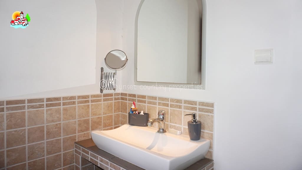 3 soveværelse Finca/Landehus til salg i Iznajar med swimmingpool garage - € 279.950 (Ref: 9128783)