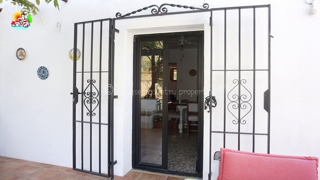 3 soveværelse Finca/Landehus til salg i Iznajar med swimmingpool garage - € 279.950 (Ref: 9128783)