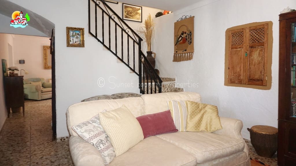 3 soveværelse Finca/Landehus til salg i Iznajar med swimmingpool garage - € 279.950 (Ref: 9128783)