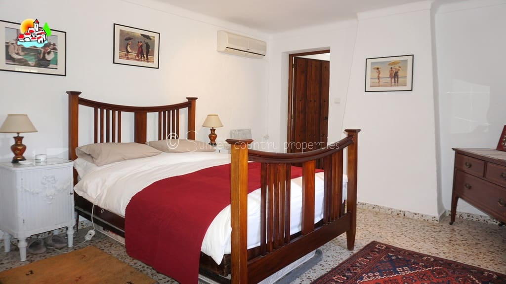 3 soveværelse Finca/Landehus til salg i Iznajar med swimmingpool garage - € 279.950 (Ref: 9128783)