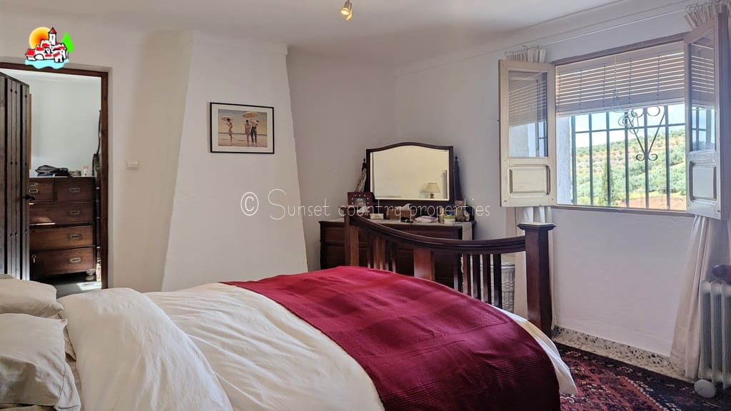 3 soveværelse Finca/Landehus til salg i Iznajar med swimmingpool garage - € 279.950 (Ref: 9128783)