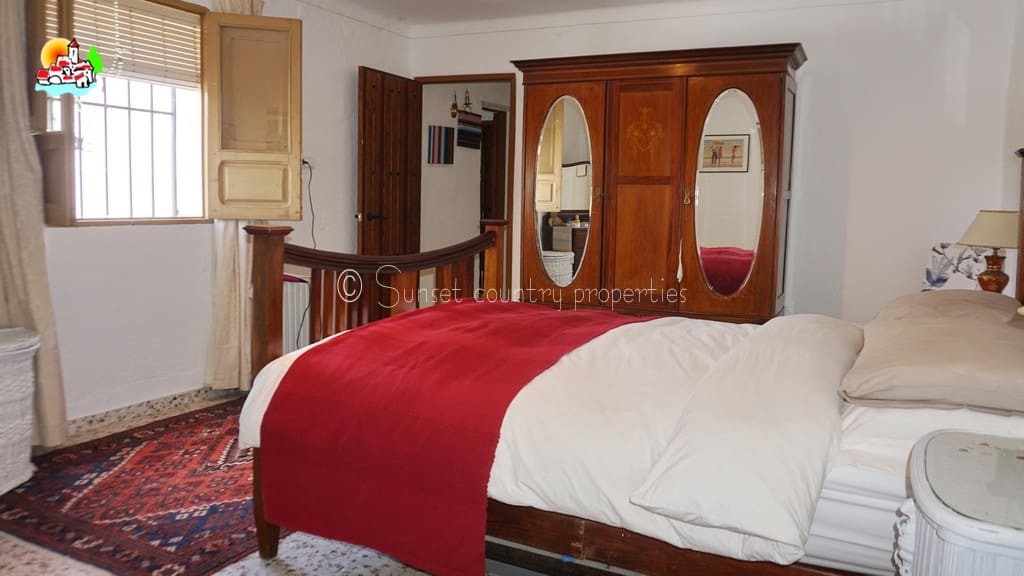 3 soveværelse Finca/Landehus til salg i Iznajar med swimmingpool garage - € 279.950 (Ref: 9128783)