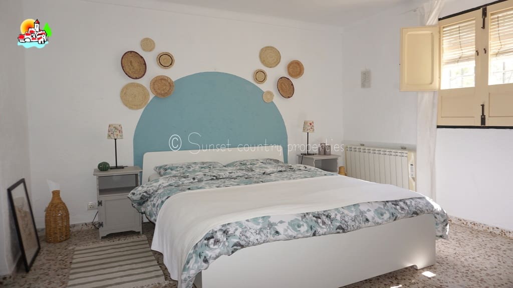 3 soveværelse Finca/Landehus til salg i Iznajar med swimmingpool garage - € 279.950 (Ref: 9128783)