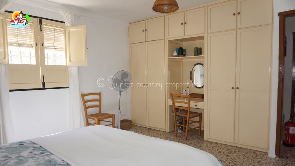 3 soveværelse Finca/Landehus til salg i Iznajar med swimmingpool garage - € 279.950 (Ref: 9128783)