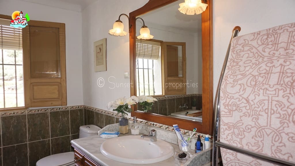 3 soveværelse Finca/Landehus til salg i Iznajar med swimmingpool garage - € 279.950 (Ref: 9128783)