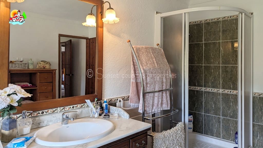 3 soveværelse Finca/Landehus til salg i Iznajar med swimmingpool garage - € 279.950 (Ref: 9128783)